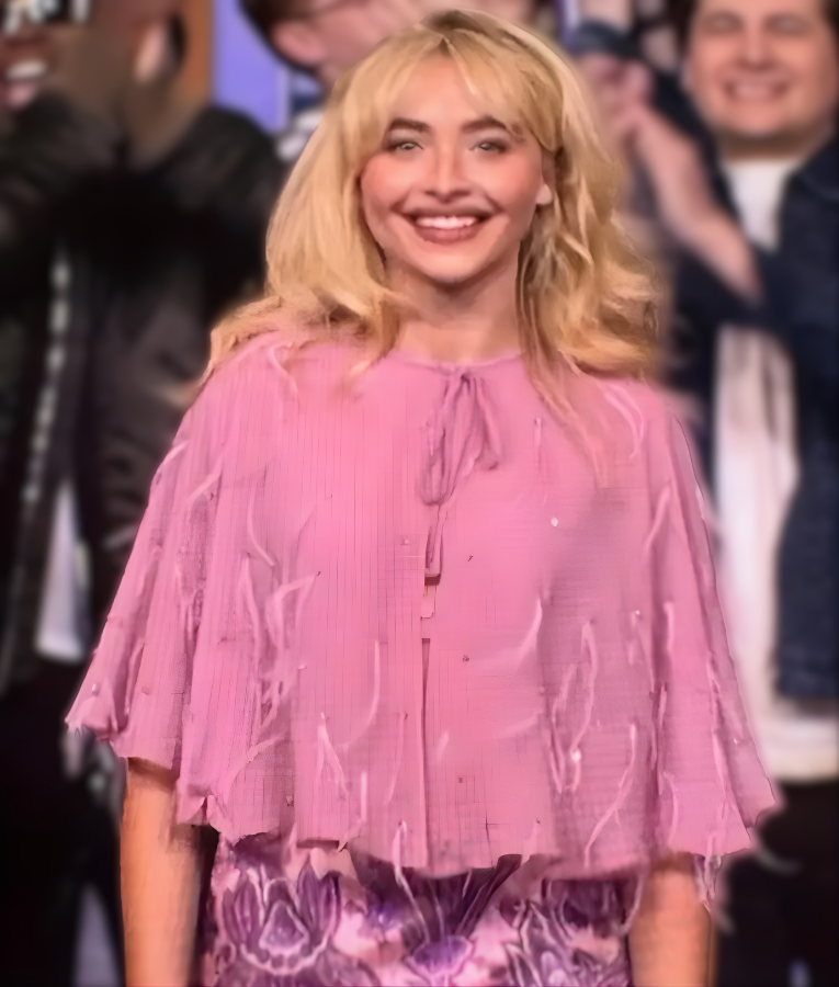 Scene Spotlight: Effortless Glamour on the SNL Stage